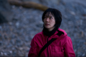Jun-hee è la speranza più fragile della stagione; la sua sola presenza rimodula il costo della sopravvivenza ed espone l'orrore emotivo al centro del gioco. (Fonte: Netflix)