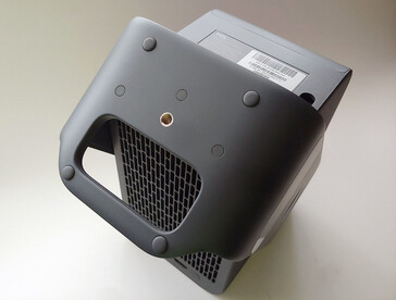 Il TCL C1 può essere montato utilizzando la presa treppiede standard nella base. (Fonte immagine: Notebookcheck)