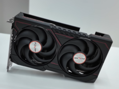 Il modello Sapphire Pulse RX 9060 non-XT qui presentato è una scheda piuttosto piccola. (Fonte immagine: Technosaurus su YouTube, modificato)