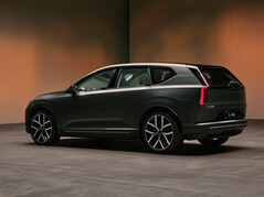 Design posteriore di grande impatto: la Volvo EX60 completamente elettrica è un vero e proprio lupo travestito da agnello, in grado di erogare 680 hp nella versione P12 AWD, il modello di punta della gamma.