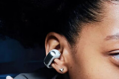 Le Open Ear Clips TWS presentano uno dei design più insoliti di Bose. (Fonte: MySmartPrice)