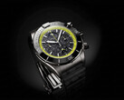 Breitling Super Chronomat B19 44 Calendario Perpetuo Cronografo con quadrante in fibra di carbonio, scala tachimetrica verde lime e cassa scura.