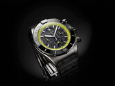 Breitling Super Chronomat B19 44 Calendario Perpetuo Cronografo con quadrante in fibra di carbonio, scala tachimetrica verde lime e cassa scura.