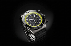 Breitling Super Chronomat B19 44 Calendario Perpetuo Cronografo con quadrante in fibra di carbonio, scala tachimetrica verde lime e cassa scura.