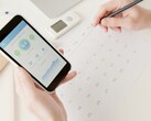 Una mano che regge uno smartphone con l’app per la salute aperta