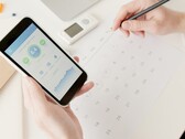 Una mano che regge uno smartphone con l’app per la salute aperta