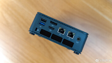 Questo mini PC è dotato di una pletora di porte, tra cui una doppia Ethernet 2.5G, HDMI 2.0, USB 3.2 Gen 2 e porte USB 4.0. (Fonte: Geek Ocean su Weibo)