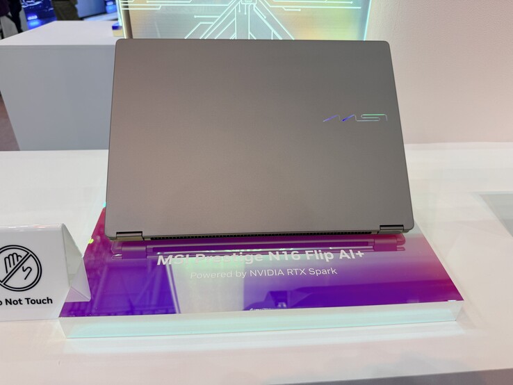 Prestige N16 Flip AI+ 2-in1 di MSI, come illustrato al Computex. 