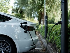 Un&#039;auto elettrica collegata (Fonte: Emma Smith via Unsplash; ritagliata)