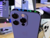 I rendering non ufficiali dell'iPhone 14 Pro e dell'iPhone 14 Pro Max sembrano proprio un affare. (Fonte immagine: @atuos_user - modificato)