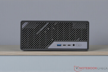 Minisforum MS-02 Ultra - Connessioni sul pannello frontale