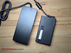 A sinistra: ingombrante adattatore da 180 W. A destra: adattatore da 250 W da XMG Pro 16