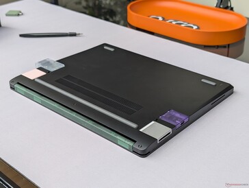 La parte inferiore del Laptop 13 Pro mostra la piena compatibilità all'indietro con le stesse schede di espansione presenti sul Laptop 13.5 e sul Framework Desktop