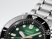 Primo piano del Seiko Marinemaster HBF003J1 che mostra il suo quadrante verde con finitura soleil,