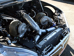 Tesla Model S con un retrofit del motore Big Block Chevy biturbo. (Fonte: Engine Builder/YT)
