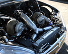 Tesla Model S con un retrofit del motore Big Block Chevy biturbo. (Fonte: Engine Builder/YT)