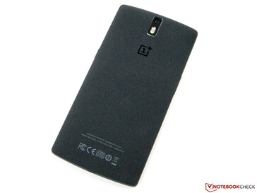 La parte posteriore del OnePlus One era straordinaria: trasmetteva una sensazione di alta qualità e presentava un design curvo.