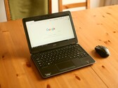 Un portatile Windows su un tavolo di legno con la pagina iniziale di Google aperta nel browser