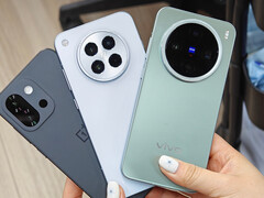 Il OnePlus 13T accanto all'Oppo Find X8s e al Vivo X200 Pro mini. (Fonte immagine: via OnePlusClub)