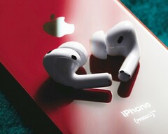 Si dice che gli AirPods Pro di terza generazione Apple siano in grado di misurare la frequenza cardiaca e la temperatura della pelle. (Fonte: Omid Armin)