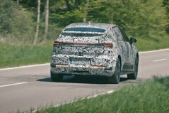 Dopo gli schizzi iniziali, la nuova Audi A2 e-tron appare ora nella vita reale con una pellicola mimetica durante i test drive su ghiaccio e neve nel nord della Svezia e nella galleria del vento.