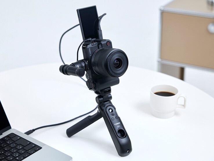La fotocamera Canon EOS R50 V può trasmettere in modalità wireless gli aggiornamenti dei social media in orientamento orizzontale e verticale, grazie al doppio attacco per treppiede. (Fonte: Canon)