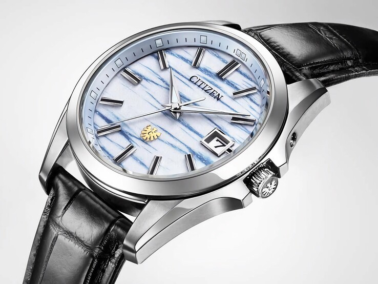 Primo piano obliquo del Citizen AQ4090-08A che ne mette in risalto il quadrante in carta washi color indaco, le lancette color argento, il datario e la cassa in titanio lucido.