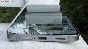 In basso: dual SIM, microfono, USB-C 3.2 gen 1, altoparlante