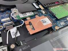 Il nuovo m15 R5 supporta solo due piccoli SSD M.2-2242.