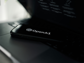 Il logo di OpenAI su un telefono