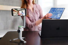 L'Insta360 Flow Pro a stretto contatto con il suo fratello non-Pro. (Fonte immagine: @Quadro_News)