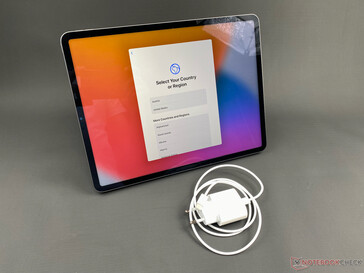 L'iPad Pro 12.9 (2021) viene fornito con un misero caricatore da 20 W. (Fonte: NotebookCheck)