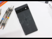 Il Pixel 7a prima del teardown. (Fonte: JerryRigEverything via YouTube)