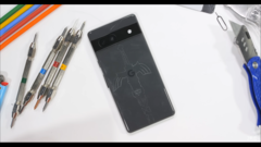 Il Pixel 7a prima del teardown. (Fonte: JerryRigEverything via YouTube)