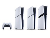 Controller PlayStation DualSense, console PS5 con lettore disco, PS5 Digital Edition e PS5 Pro (da sinistra a destra). 