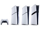 Controller PlayStation DualSense, console PS5 con lettore disco, PS5 Digital Edition e PS5 Pro (da sinistra a destra). 