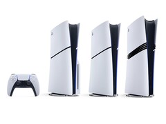 Controller PlayStation DualSense, console PS5 con lettore disco, PS5 Digital Edition e PS5 Pro (da sinistra a destra).