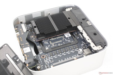 Rimuovendo la piastra antipolvere, si scopre il modulo WLAN rimovibile e due slot SSD M.2 PCIe4 x4 2280 sotto il diffusore di calore