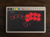 Il nuovo Arcade Controller Pro di 8BitDo è dotato di un display integrato con il software Ultimate incorporato.