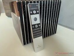 Il telecomando si trova davanti alle alette di raffreddamento laterali, dietro le quali sono alloggiati anche gli altoparlanti.