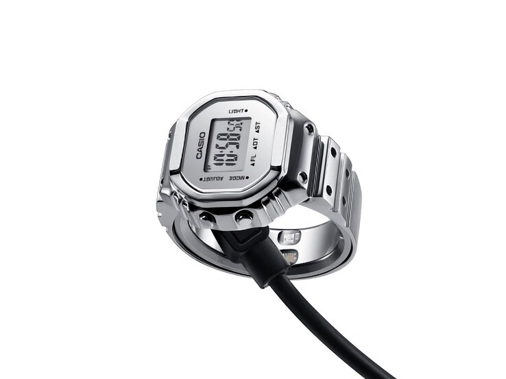 Orologio smart Casio CRW-H001M-8 collegato al cavo di ricarica USB magnetico.