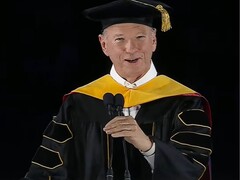 Uno screengrab dell'ex-CEO di Google, Eric Schmidt, che si rivolge agli studenti durante la cerimonia di consegna dei diplomi dell'Università dell'Arizona nel 2026