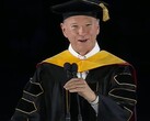 Uno screengrab dell'ex-CEO di Google, Eric Schmidt, che si rivolge agli studenti durante la cerimonia di consegna dei diplomi dell'Università dell'Arizona nel 2026