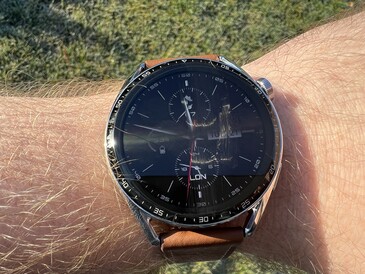 Huawei Watch GT 3 sotto il sole invernale