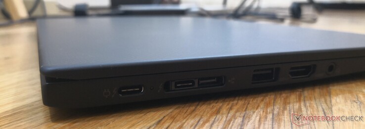 Lato sinistro: USB Type-C + Thunderbolt 3, USB Type-C + Thunderbolt 3 + Lenovo Dock, USB 3.1 Gen. 1 Type-A, HDMI 1.4