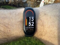 Xiaomi Smart Band 8 sotto il sole