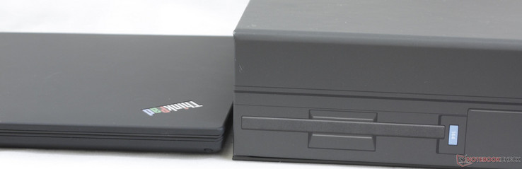 Il ThinkPad 25 2017 a fianco di una riproduzione 1:1 del ThinkPad 700C del 1992