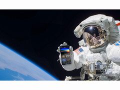 Un&#039;immagine promozionale del servizio gratuito NASA+ con un astronauta che tiene in mano uno smartphone con l&#039;applicazione NASA+ aperta nello spazio. (Fonte immagine: NASA)