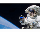 Un'immagine promozionale del servizio gratuito NASA+ con un astronauta che tiene in mano uno smartphone con l'applicazione NASA+ aperta nello spazio. (Fonte immagine: NASA)