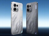 L’Oppo K15 è disponibile nelle varianti di colore «Speed White» e «Gale Grey»